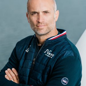 Portrait de Fabrice Amedeo, skipper Imoca, réalisé par Jean-Louis Carli, représenté par ALEA, pour le compte de la classe IMOCA lors de la course Bermudes 1000 à Brest en 2022.